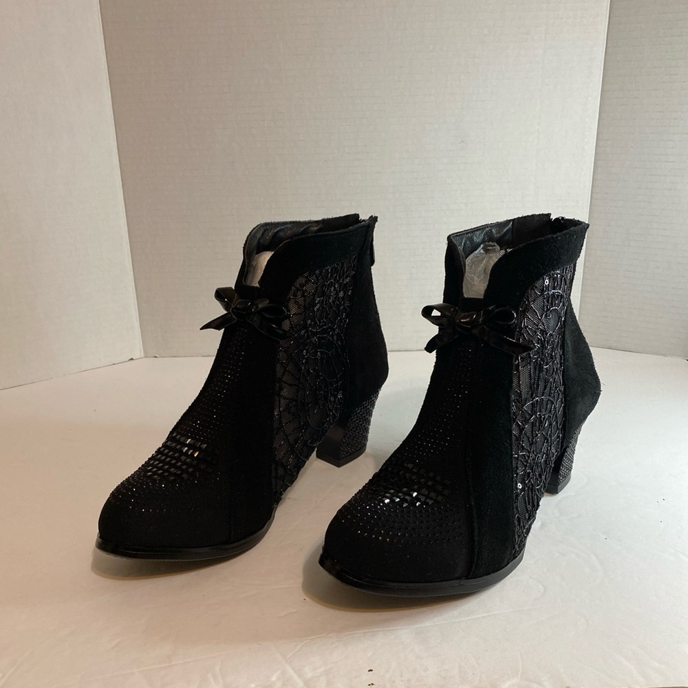 Huaqiang Black Boots with beads and Lace pattern women’s size 9.5  2.5 inch heel